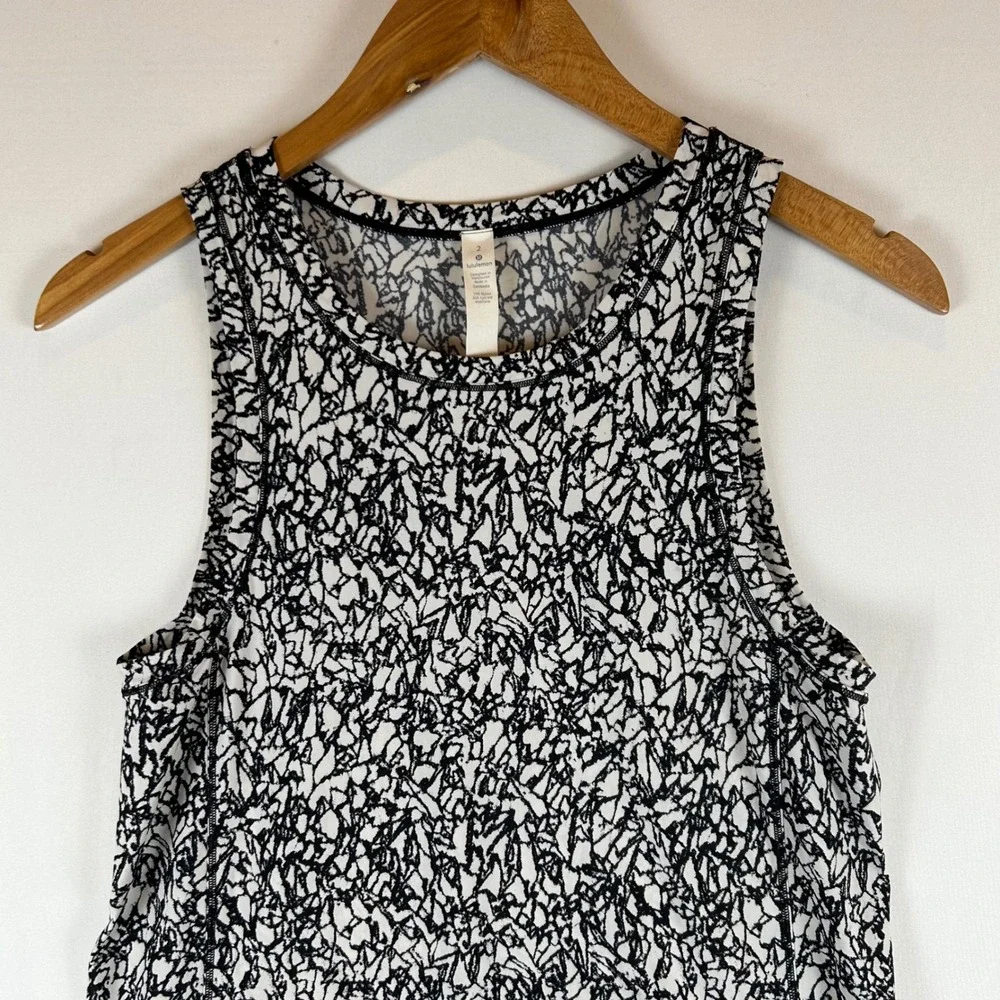 Lululemon Sole‎ Training Tank Top Women Size 2 Black White Abstract Print